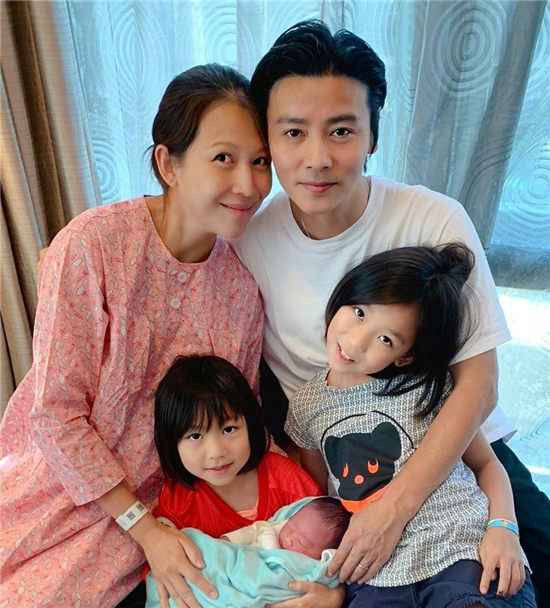 1574235241352500.jpg 蔡少芬三胎平安产子 又是幸福的一家人!