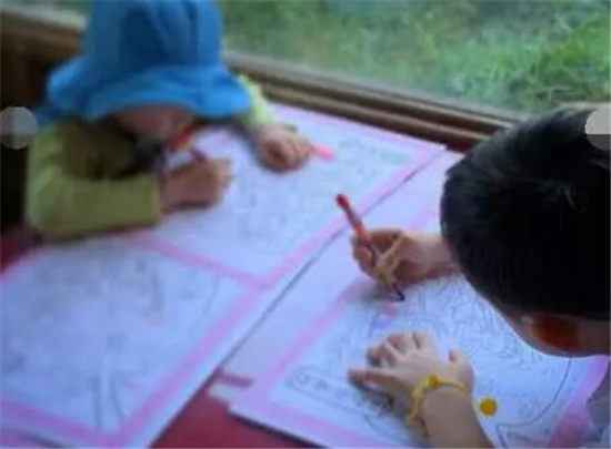 歌手梁静茹仳离首次带儿子玩耍 开心出门与挚友集会