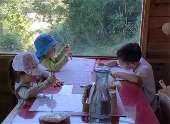 歌手梁静茹仳离首次带儿子玩耍 开心出门与挚友集会