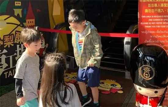 歌手梁静茹仳离首次带儿子玩耍 开心出门与挚友集会