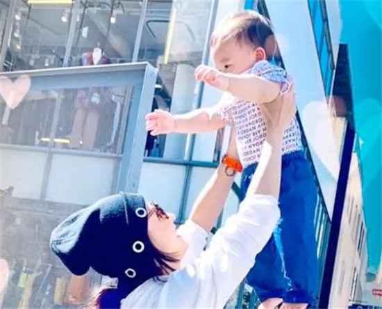 1574234894135571.jpg 张柏芝小儿子满周岁晒出庆生照