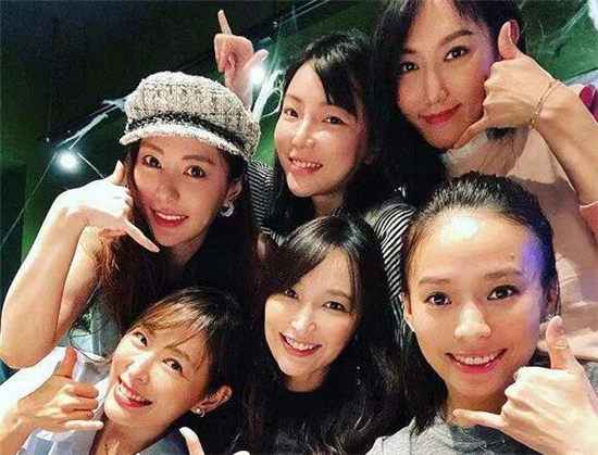 歌手吴佩慈晒照拒绝给孩子买玩具 这到底是什么原因呢?