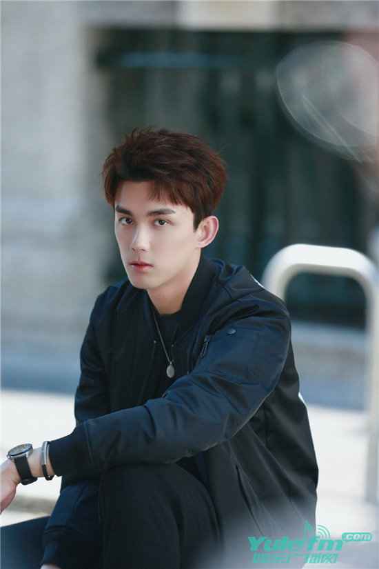 吴磊幕后花絮图上线,分享日常糊口太有趣