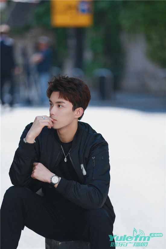 吴磊幕后花絮图上线,分享日常糊口太有趣