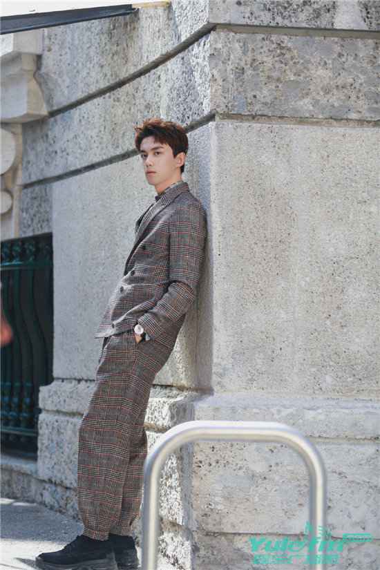 吴磊幕后花絮图上线,分享日常糊口太有趣