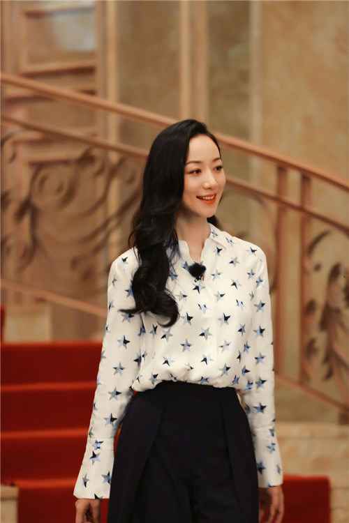 韩雪俏皮发《声临其境》幕后照 网友：可爱到犯规