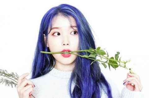 IU变蓝发仙女回归！亲口透露雾蓝色的奥秘：这也太浪漫了吧～