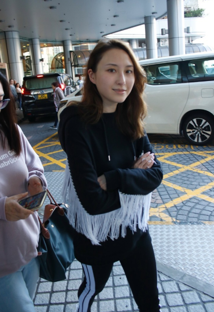 何超云前往医院看望赌王 被问新恋情时甜笑不回应