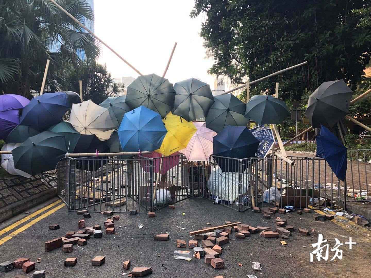 南方+直击|触目惊心！暴力漩涡中的香港理工大学