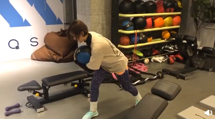 袁弘分享张歆艺健身视频 挖苦称这就是女明星的“减肥药”