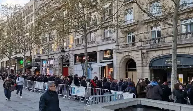 在海内手机销量一连下滑的配景下华为P30逆势发作