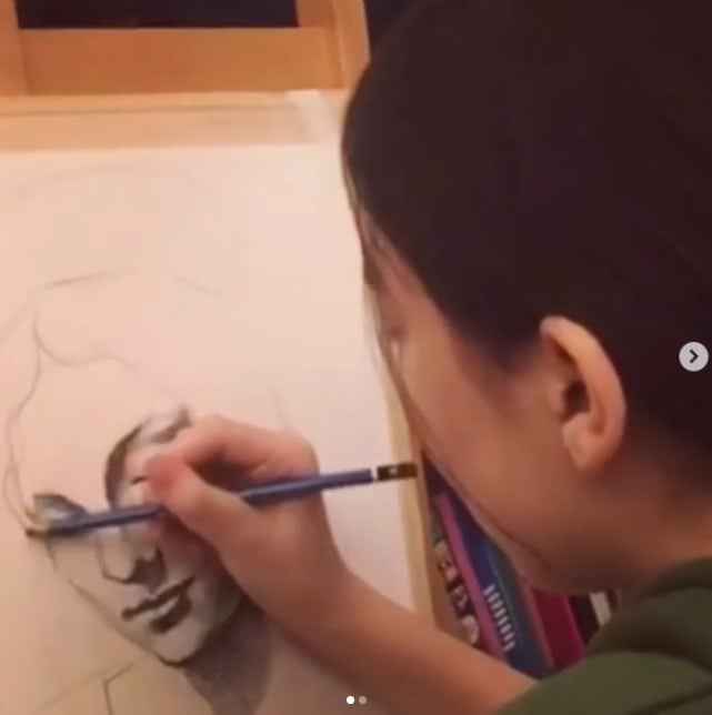 今日头条:李嫣揭示学霸作风，独自坐讲堂备课，当真进修的样子超美