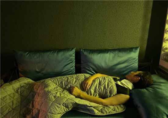 新闻最新消息:演员何炅一天睡三个小时不足?