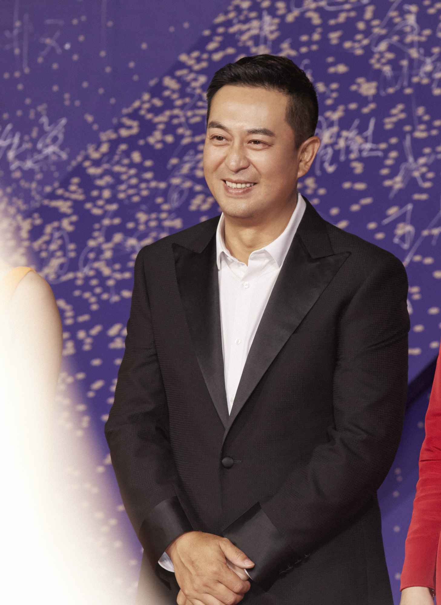 头条新闻:张嘉译低调表态金鸡奖 为“命运好”最佳女主角咏梅颁奖