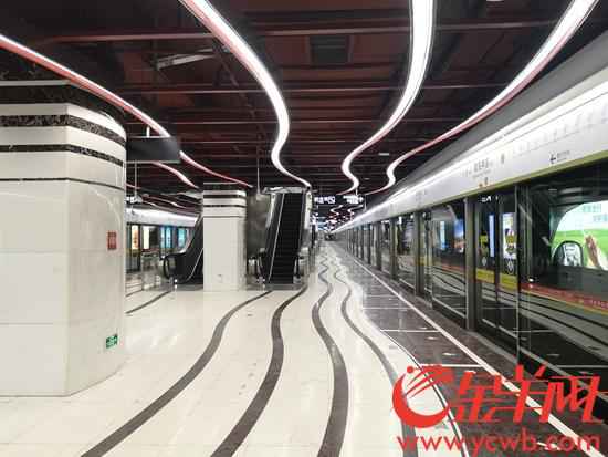 热文:别掉队!美男记者带你逛广州这个“可以游泳”的网红地铁站