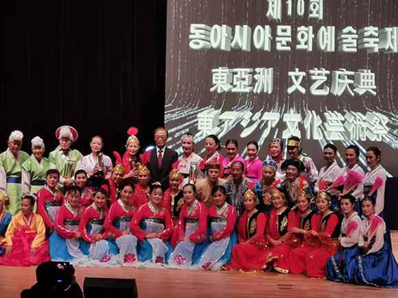 头条最新消息:星光大道评委蓝天大妈（王爱淑）出席第10届“东亚洲文艺庆典”