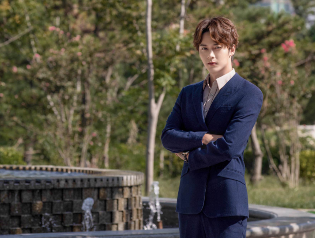 爱奇艺《我的白鲸男友》首播 高颜值“人鲸CP”满屏长腿福利放送