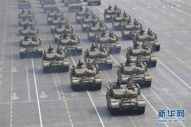 10月1日上午，庆祝中华人民共和国创立70周年大会在北京天安门广场谨慎进行。这是坦克方队。记者申宏摄
