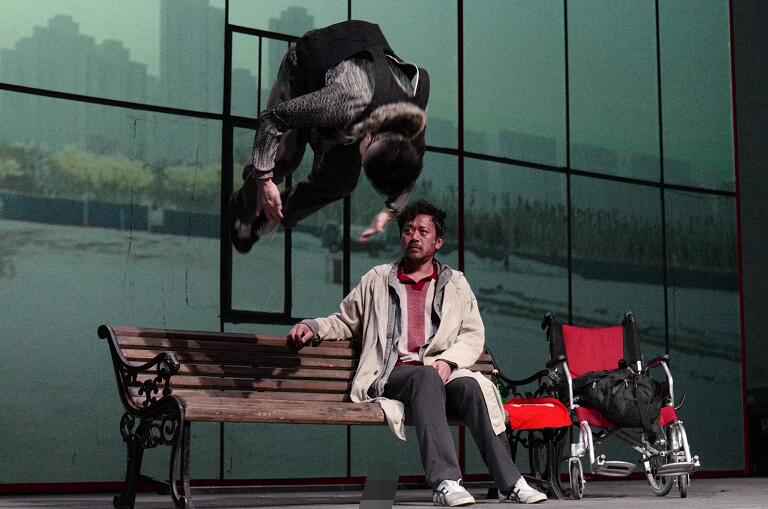 王学兵主演话剧登岸厦门 现身读剧会现场与观众互动