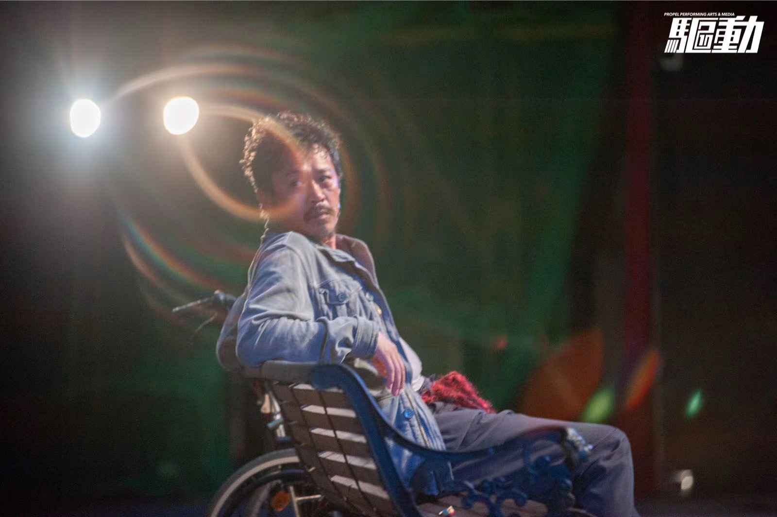 王学兵主演话剧登岸厦门 现身读剧会现场与观众互动