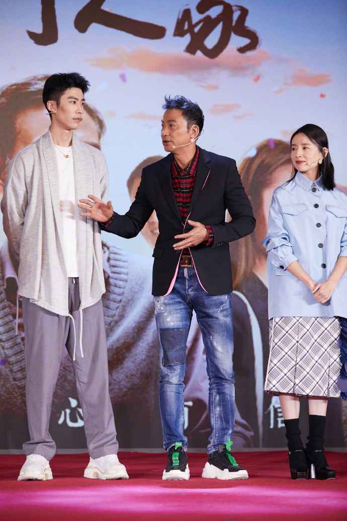 经纪人晒任达华事情照 受伤右手已不见伤痕