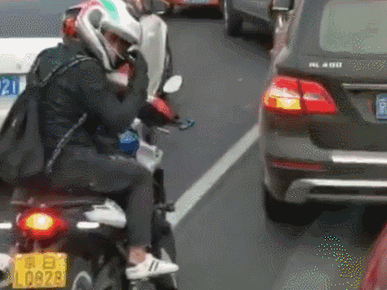 北京消防寻找“开路骑士”!网友又赞又提醒 北京消防寻找“开路骑士”!网友又赞又提醒