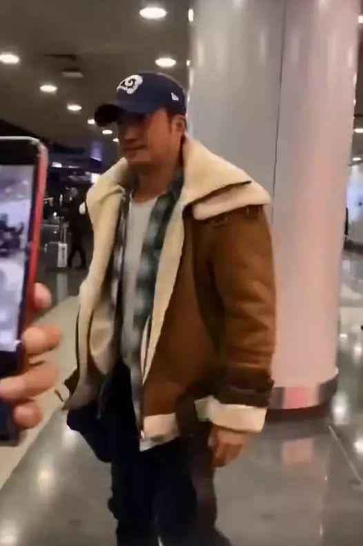 吴京机场遭遇“代拍” 直接开怼霸气又暖心