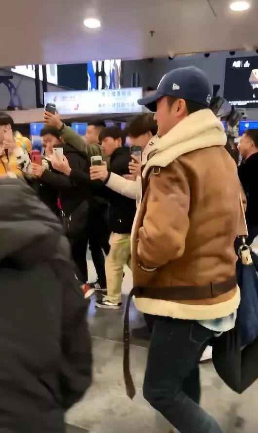 吴京机场遭遇“代拍” 直接开怼霸气又暖心