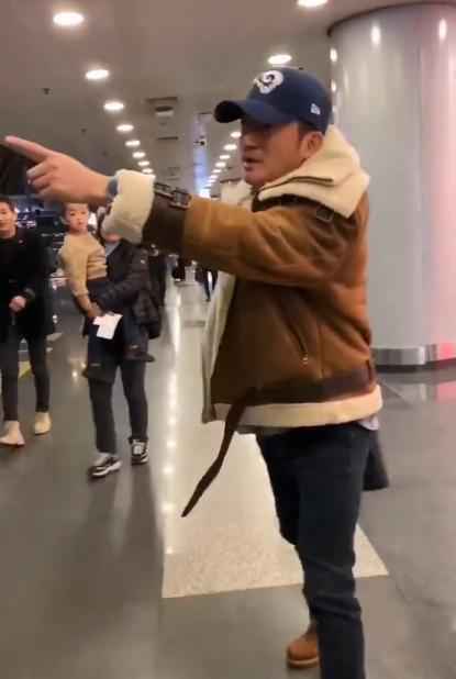 吴京机场遭遇“代拍” 直接开怼霸气又暖心
