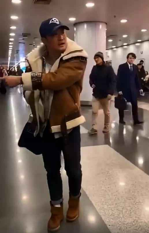 吴京机场遭遇“代拍” 直接开怼霸气又暖心