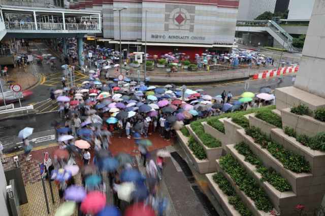 47.6万人香港添马公园高举国旗冒雨撑警，挥舞“警队加油香港加油”