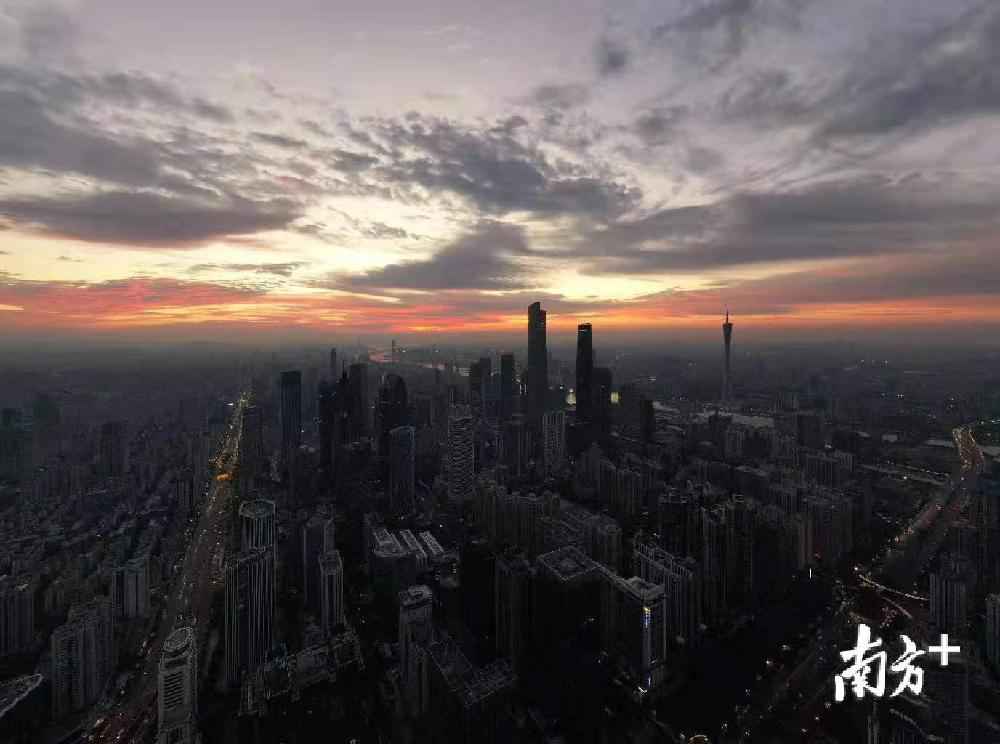 早上，大圣踏着五彩朝霞来接我……上班