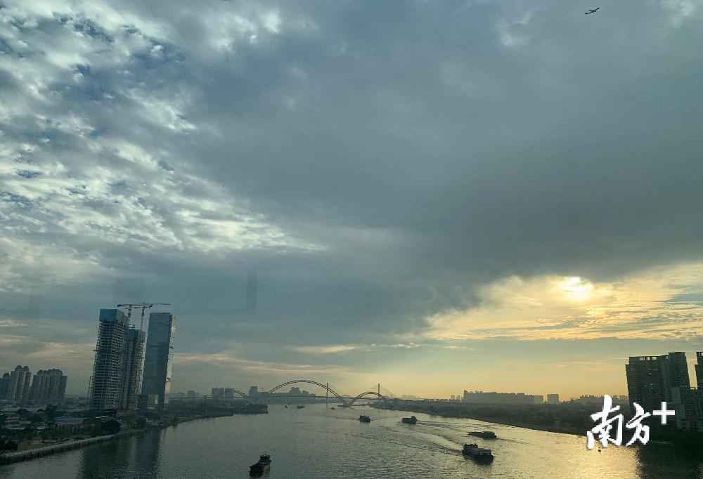 早上，大圣踏着五彩朝霞来接我……上班