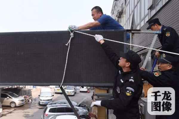 北京来广营拆除违规电子显示屏 北京来广营拆除违规电子显示屏