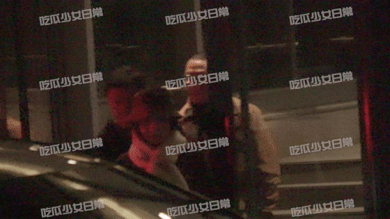 李亚鹏与生疏美男一同回家 与女友Susie情感生变？