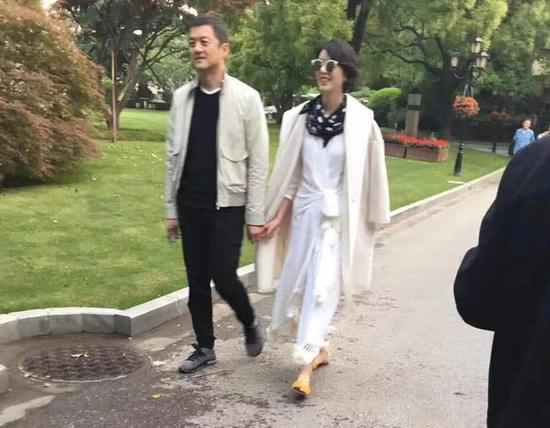 李亚鹏与生疏美男一同回家 与女友Susie情感生变？