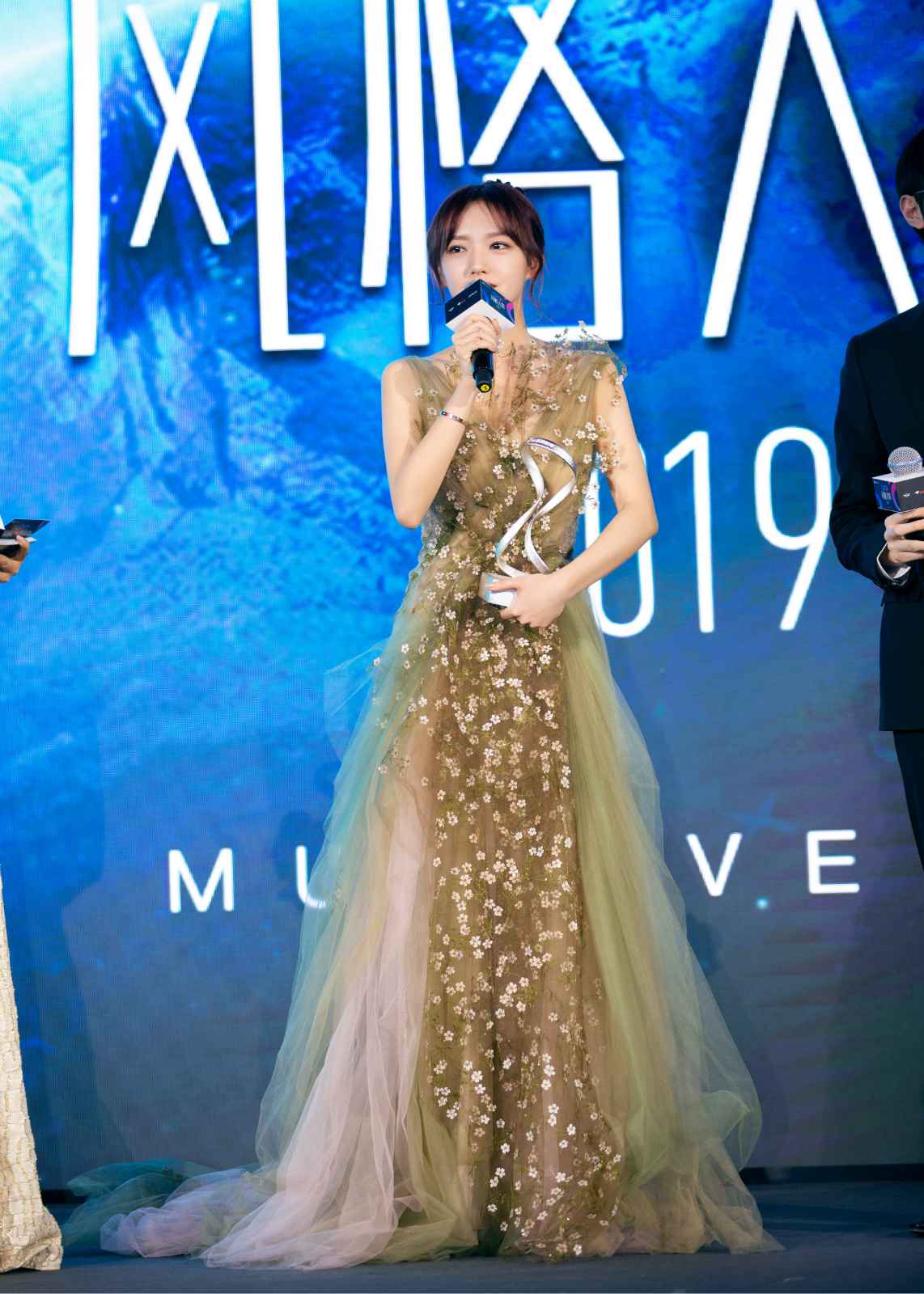 程潇草木色轻纱裙出席气势气魄大赏 斩获年度人气偶像