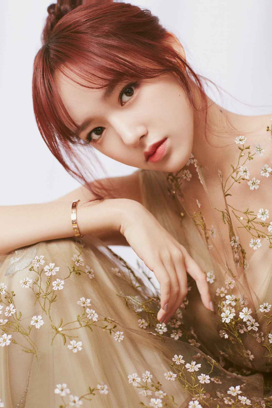 程潇草木色轻纱裙出席气势气魄大赏 斩获年度人气偶像