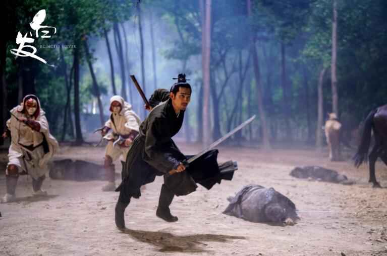 电视剧《鹤发》热播 “最帅侍卫”倪寒尽一人单挑浩瀚刺客