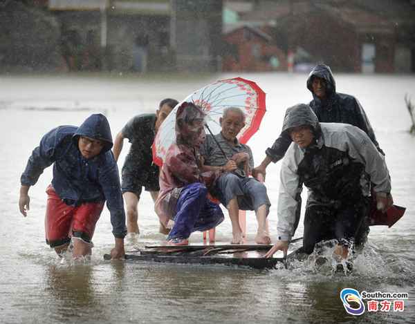 全省下层党组织和一线党员扛起党旗、冲锋在前，打好打赢防止“山竹”这场硬仗