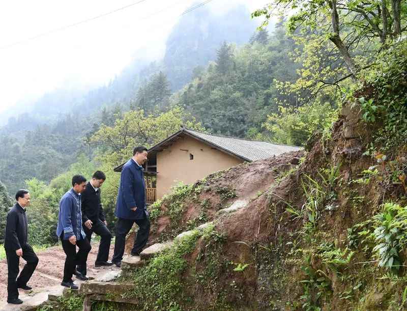 苍生身边事，领袖爱民情