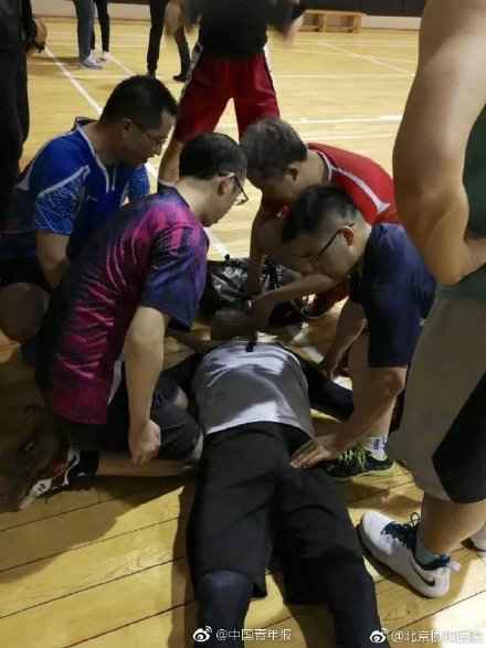 北京东单体育馆内六位协和大夫抢救猝死男性 北京东单体育馆内六位协和大夫抢救猝死男性
