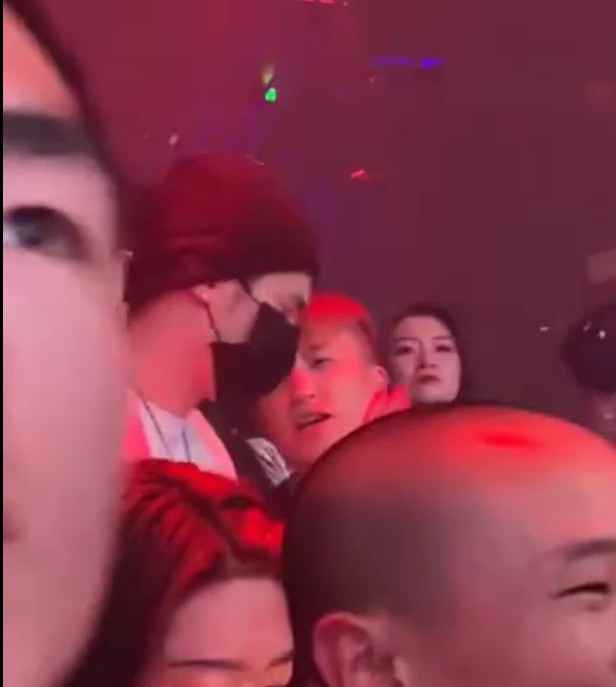 网友酒吧偶遇蒋劲夫 脸色似未受家狂风浪影响