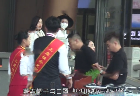 唐艺昕现身三亚被拍 疑与怙恃定心养胎中