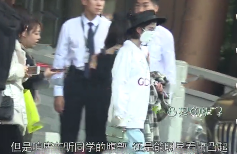 唐艺昕现身三亚被拍 疑与怙恃定心养胎中