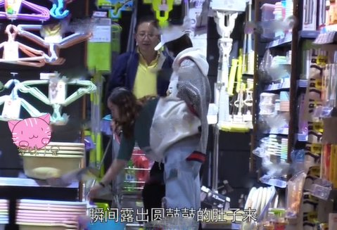 唐艺昕现身三亚被拍 疑与怙恃定心养胎中