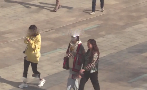 唐艺昕现身三亚被拍 疑与怙恃定心养胎中