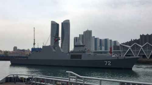 参与海军创建70周年多国海军运动的首艘外国舰艇抵达青岛