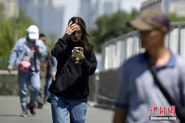  北京遭遇入秋以来最强大风 沙尘致PM10浓度飙升