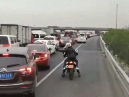 北京消防寻找“开路骑士”!网友又赞又提醒 北京消防寻找“开路骑士”!网友又赞又提醒